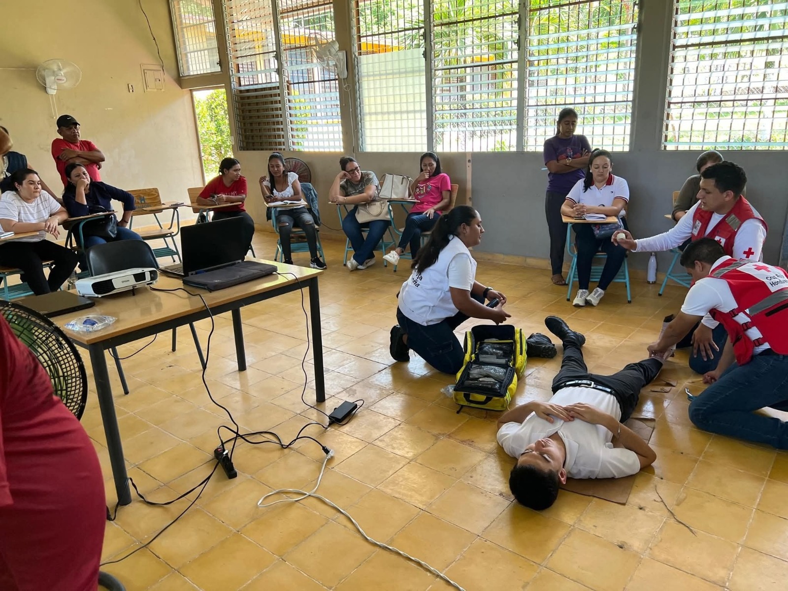 En el marco del Plan de Emergencia Escolar Cruz Roja imparte capacitación de Primeros Auxilios